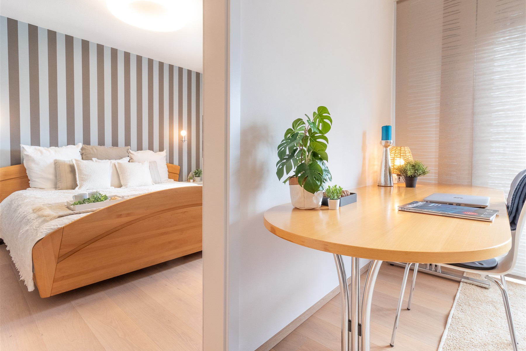 Blick vom Schlafzimmer zum Schreibtisch