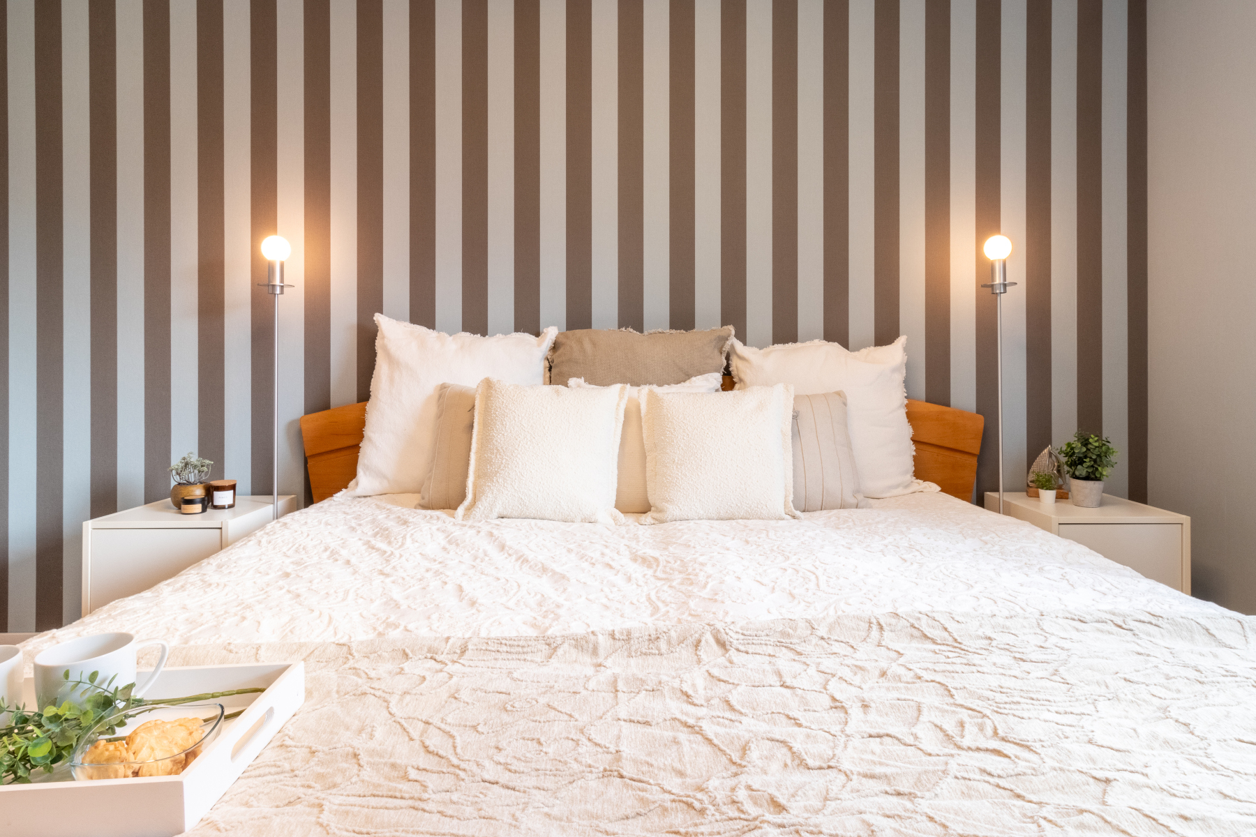 Schlafzimmer mit Tablett